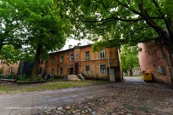 Продаваемая недвижимость состоит из двух жилых зданий, одного нежилого здания и Rīga