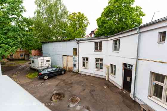 Продаваемая недвижимость состоит из двух жилых зданий, одного нежилого здания и Rīga