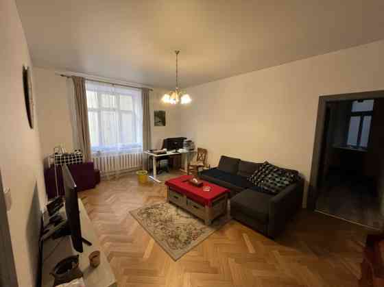 Pārdošanā plašs 3 istabu dzīvoklis renovēta pirmskara ēkā pašā Rīgas centrā.  Dzīvoklī ir veikts rem Rīga