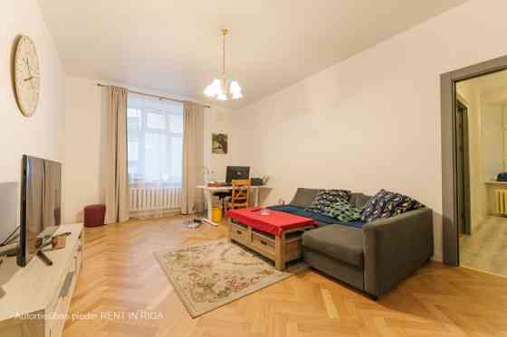 Pārdod 4 istabu dzīvokli renovētā vēsturiskā ēkā pašā Rīgas sirdī.  Dzīvoklī ir veikts remonts un at Rīga