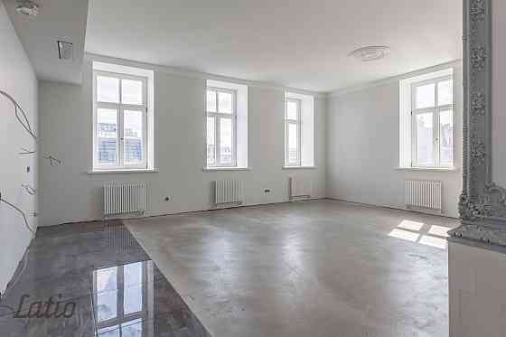 Īrei tiek piedāvāts dzīvoklis renovētā fasādes mājā, Rīgas Klusajā centrā, vēstniecību rajonā. Preti Рига