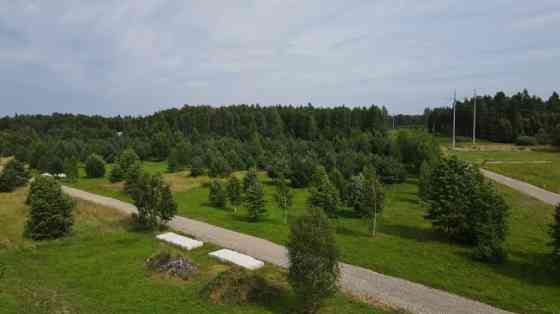 Tiek piedāvāts zemesgabals privātmājas apbūvei, īpašums atrodas ciemā Jaunsils "Rozenieki".  Meža ie Кекавская вол.