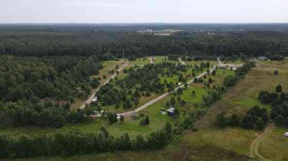 Tiek piedāvāts zemesgabals privātmājas apbūvei, īpašums atrodas ciemā Jaunsils "Rozenieki".  Meža ie Кекавская вол.