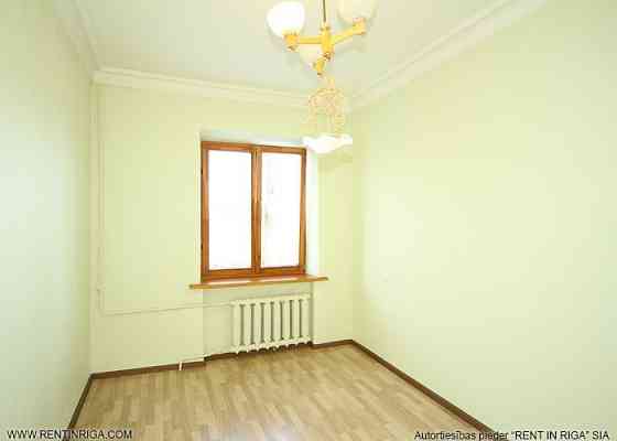 Plašs 3 istabu dzīvoklis Iļģuciemā pie Daugavgrīvas ielas.  Ēkai tikko kā (2023. gadā) atjaunota fas Рига