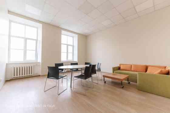 Biroja telpa reprezentablā ēkā Aspazijas bulvārī 32.  + telpas labā stāvoklī (foto ir no citām telpā Rīga