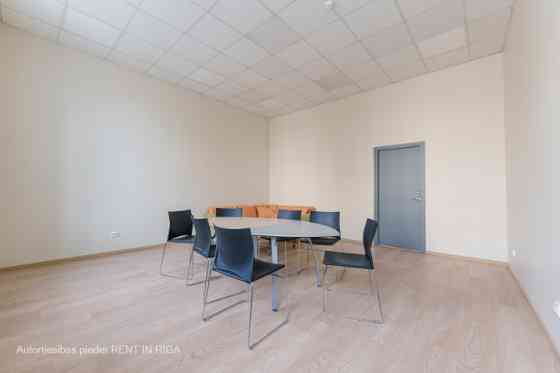 Biroja telpa reprezentablā ēkā Aspazijas bulvārī 32.  + telpas labā stāvoklī (foto ir no citām telpā Rīga