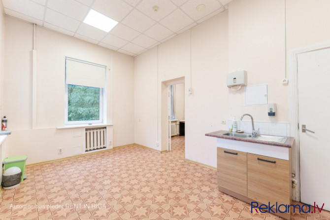 Iznomā telpas ar izlienti Veselības centrā 3, 4.stāvā.  Telpas sastāv no diviem kabinetiem, Rīga - foto 2