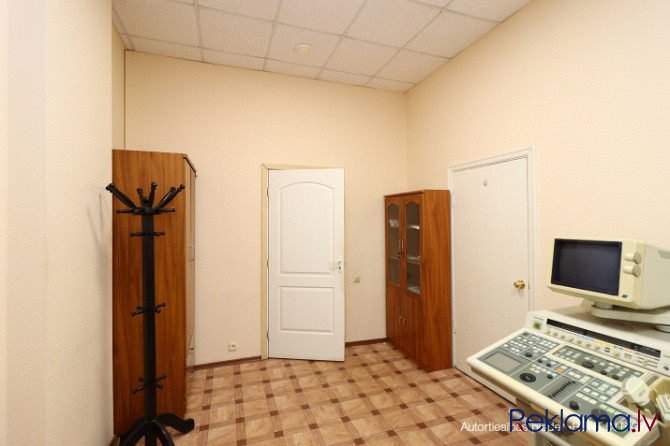 Iznomā telpas ar izlienti Veselības centrā 3, 4.stāvā.  Telpas sastāv no diviem kabinetiem, Rīga - foto 3