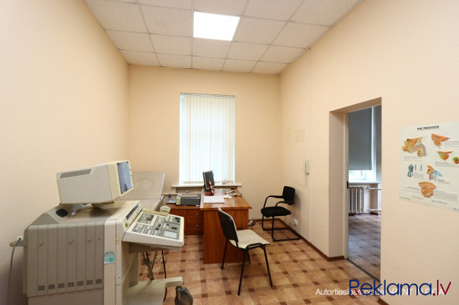 Iznomā telpas ar izlienti Veselības centrā 3, 4.stāvā.  Telpas sastāv no diviem kabinetiem, Rīga - foto 1