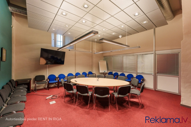 Nomai pieejama atvērta tipa telpa, kura šobrīd sadalīta kabinetos ar vieglo konstrukcīju Rīga - foto 9