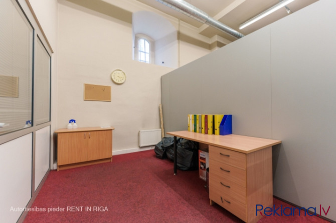 Nomai pieejama atvērta tipa telpa, kura šobrīd sadalīta kabinetos ar vieglo konstrukcīju sienām.  24 Рига - изображение 5