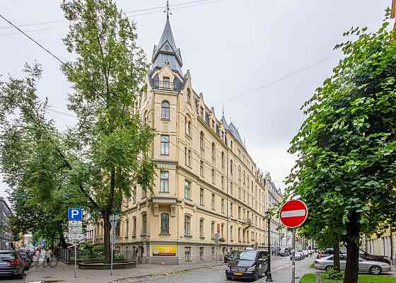 Īrei tiek piedāvāts lielisks trīs līmeņu dzīvoklis Bauskas ielā 8. Netālu ir TC Rīga Plaza, Rimi, sa Rīga