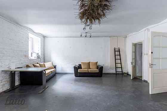Pārdod pilnībā mēbelētu un aprīkotu 3-istabu dzīvokli kapitāli renovētā namā Rīgas centrā A.Čaka iel Рига