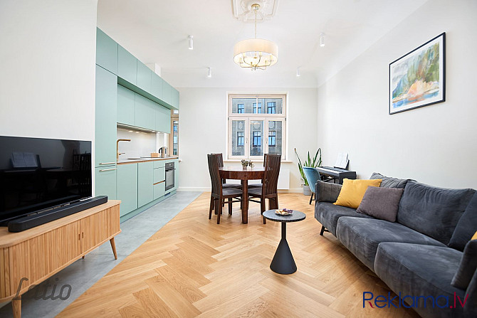 Izīrē  ilgtermiņā 3 istabu  pilnībā mēbelētu dzīvokli pirmajā stāvā ar terasi (18 m2). Rīgas rajons - foto 1
