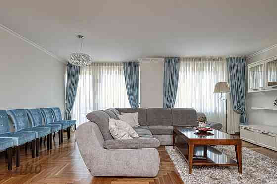 Pārdod elegantu 2-istabu dzīvokli Rīgas centrā, biznesa darījumu rajonā. No dzīvokļa logiem paveras  Рига