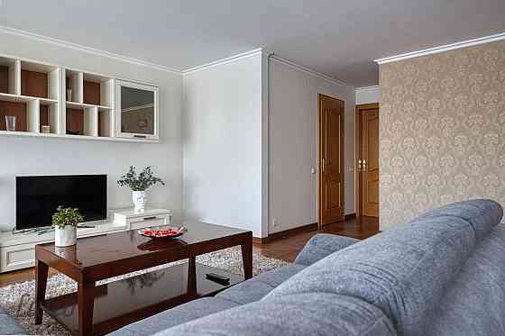 Pārdod elegantu 2-istabu dzīvokli Rīgas centrā, biznesa darījumu rajonā. No dzīvokļa logiem paveras  Рига
