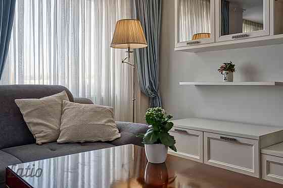 Pārdod elegantu 2-istabu dzīvokli Rīgas centrā, biznesa darījumu rajonā. No dzīvokļa logiem paveras  Rīga