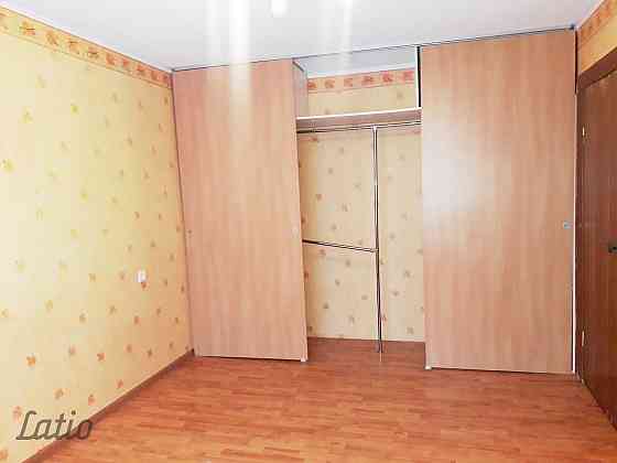 Ilgtermiņā tiek izīrēta 1 istaba (20 m2) privātīpašumā pirmajā stāvā. Istabas aprīkojums:  gulta, sk Рига
