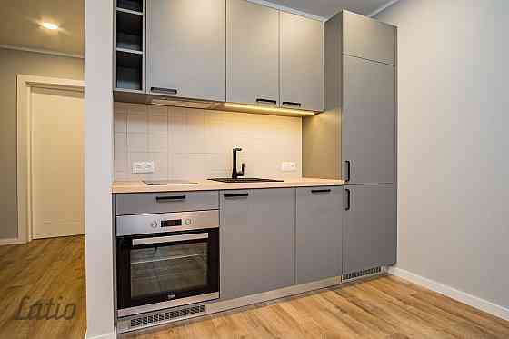 Piedāvājam iegādei ērtu un modernu četru istabu dzīvokli ar izcilu plānojumu!
Viesistaba apvienota a Rīga