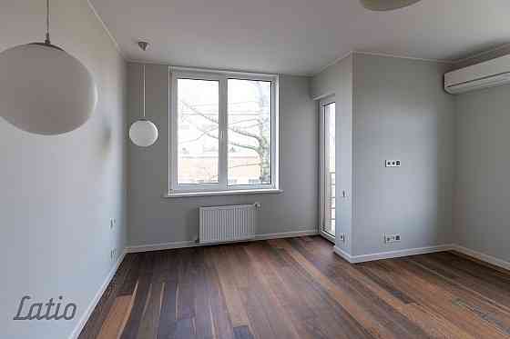 Kvalitatīvi renovēts dzīvoklis ar autostāvvietu slēgtā pagalmā - iegādei pieejams 2 istabu dzīvoklis Rīga