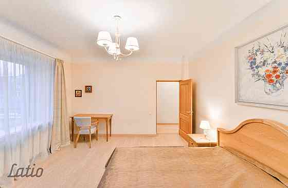 Renovētā mājā pārdod jauku vienistabas dzīvokli. Ērts plānojums: izolēta istaba, virtuve aprīkota ar Cигулда