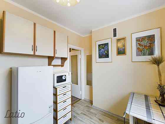 Pārdod divu izolētu istabu dzīvokli ar atsevišķu virtuvi, kas aprīkota ar iebūvētajām mēbelēm un sad Rīga