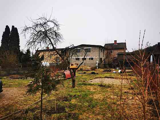 Tiek pārdots zemes gabals ar dārza mājiņu Rīgā, blakus Daugavai, privātmājas būvēšanai. Ir trīs fāžu Рига