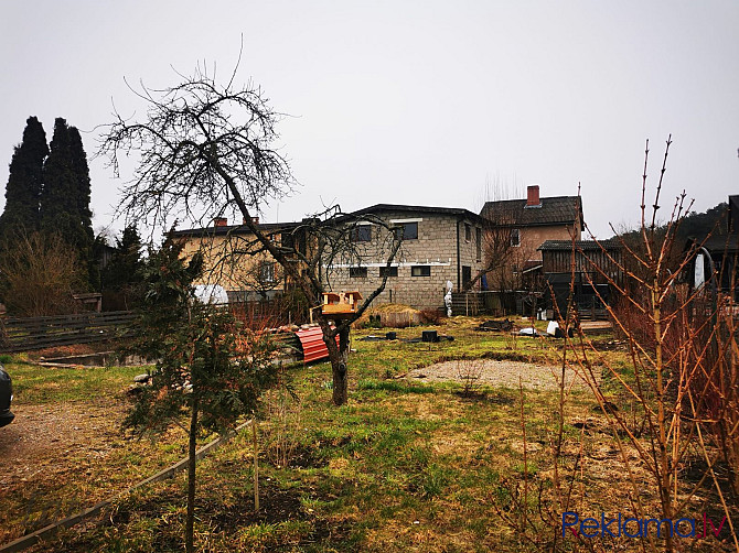 Tiek pārdots zemes gabals ar dārza mājiņu blakus Daugavai privātmājas būvēšanai. Ir trīs Rīga - foto 1