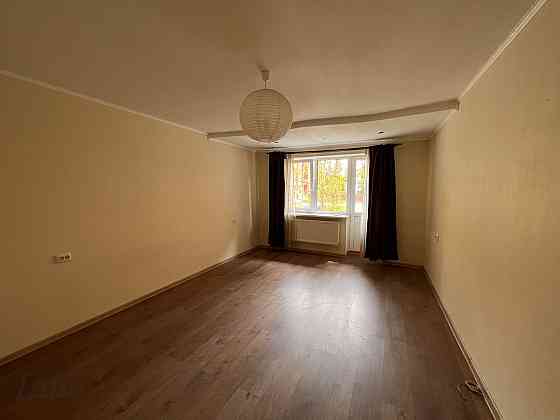 Pārdod  dzīvošanai pilnīgi gatavu 2 istabu  dzīvokli ar kvalitatīvu remontu. 
Viesistaba apvienota a Rīga