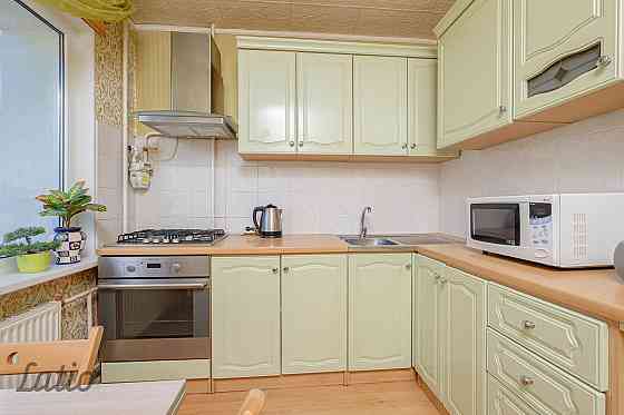 Pārdod divstāvu dzīvokli 5 sekciju rindu mājā ar kvalitatīvu iekšējo apdari, iebūvētajām virtuves mē Рига