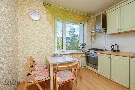 Pārdod divstāvu dzīvokli 5 sekciju rindu mājā ar kvalitatīvu iekšējo apdari, iebūvētajām virtuves mē Rīga