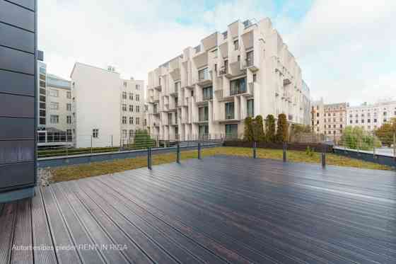 Эксклюзивная трехкомнатная квартира с просторной террасой площадью 101 кв.м в Рига