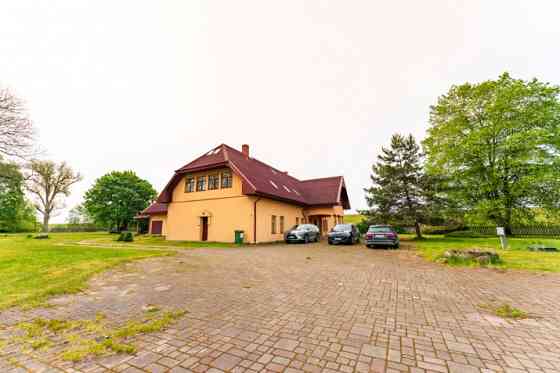 Трехэтажный частный дом в Саласпилсе с участком 2,3 га.  Здание строилось как Salaspils
