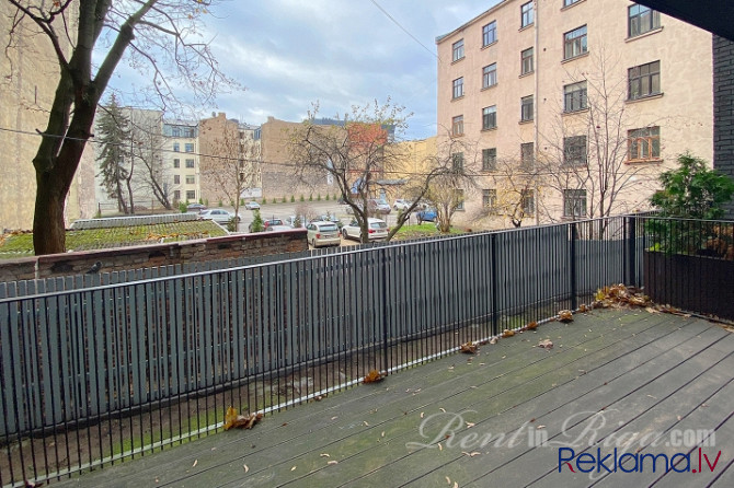 Saulains dzīvoklis ar plašu terasi pilsētas Centrā. Dzīvoklis atrodas augstajā 1.stāvā, Rīga - foto 5