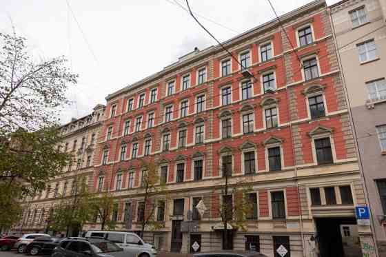 Продается 3-комнатная квартира в отреставрированном историческом доме в самом Rīga