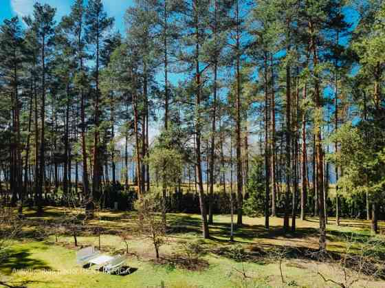 Land plot in a scenic location with private house and auxiliary buildings of various sizes.  Lake Li Rīgas rajons