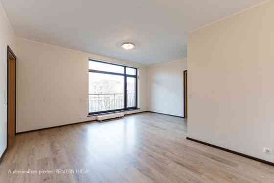3 istabas dzīvoklis jaunajā projektā Mierā ielā 61.  Plānojums - dzīvojamā istaba kopā ar virtuvi (3 Rīga