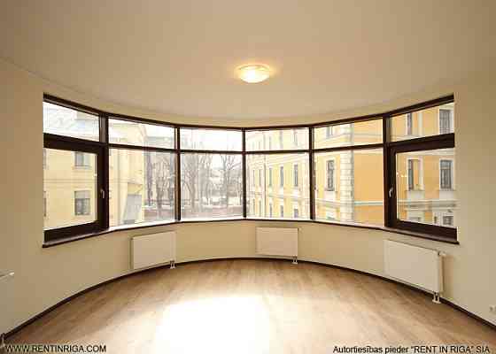 Plašs 2 istabu dzīvoklis ar lieliem logiem jaunajā projektā Mierā ielā 61.  Plānojums - dzīvojamā is Rīga