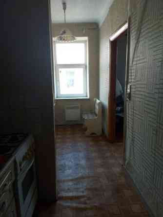 2 istabu dzīvoklis 5.stāvā.  Dzīvoklī ir koridors, kurā ir virtuve, caurstaigājama priekšistaba ar d Rīga