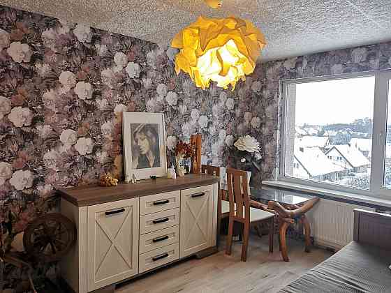 Renovētā mājā pārdod mājīgu divistabu dzīvokli. Ērts plānojums: 2 izolētas istabas, plaša, aprīkota  Sigulda