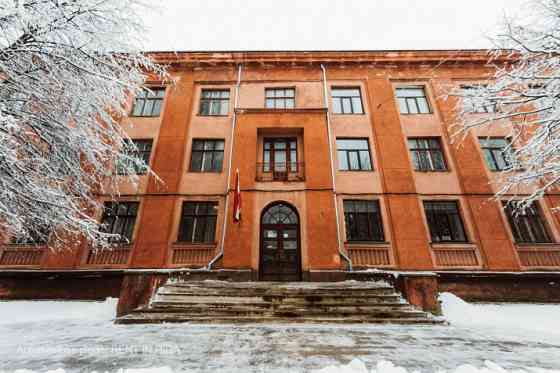 Продаётся 3-этажное административное здание.  Здание расположено в смешанной Rīga