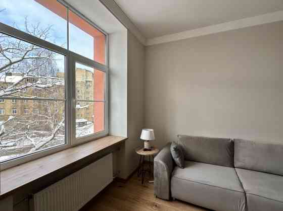 Tiek izīrēts stilīgs un mājīgs 1-istabas dzīvoklis Rīgas centrā. Šis dzīvoklis ir īpaši pievilcīgs,  Rīga
