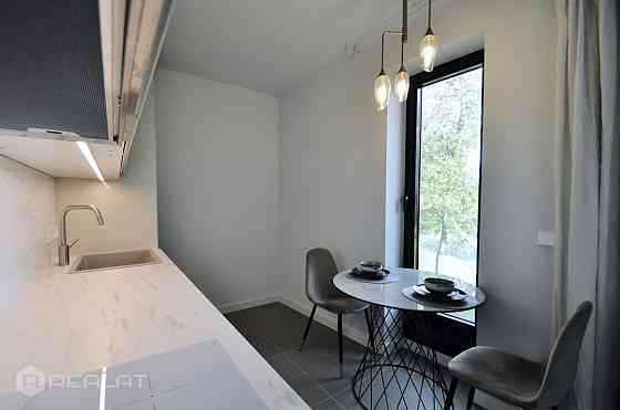 Kluss mēbelēts 3-istabu dzīvoklis (ar 2 guļamistabām) un terasi modernajā Garden Apartments projektā Rīga