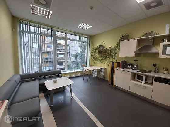 Iznomā izremontētas B klases biroja telpas 50 m2. platībā. Nomas maksa telpām ir 5.00 eur/m2. , apsa Рига