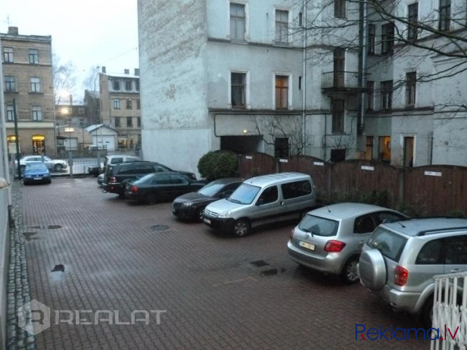 Tiek izīrēts gaišs un mājīgs studio tipa divistabu dzīvoklis Rīgas centrā.   - Liels balkons ar skat Рига - изображение 13