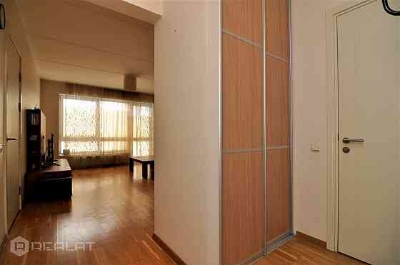 Piedāvājumā 2 istabu dzīvoklis jaunājā projektā Skanstes Mājas. Dzīvoklis atrodas 2. stāvā, logi vēr Rīga