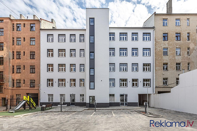 Dzīvoklis atrodas Rīgā, Klīversalā, Daugavas krastā. Mājas tuvumā, pagalmā un apkārtne ir labiekārto Рига - изображение 3