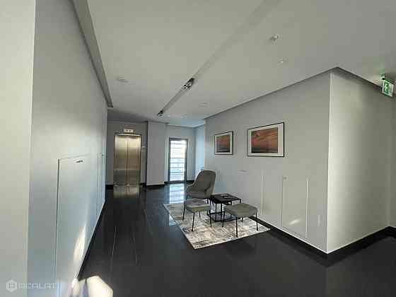 Īrei tiek piedāvāts jauns 3-istabu penthouse dzīvoklis ar terasi projektā Hoffmann Rezidence. Ēka at Rīga