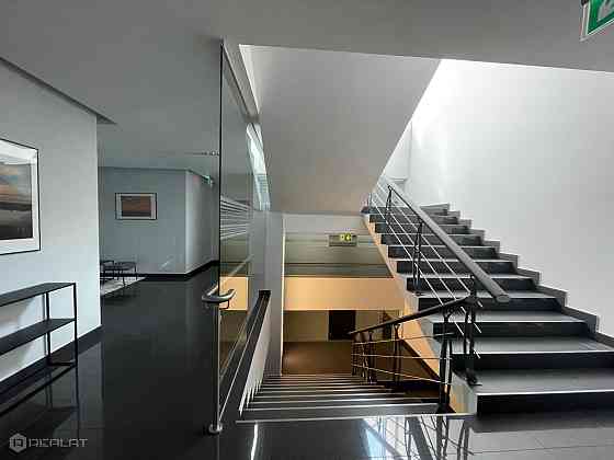 Īrei tiek piedāvāts jauns 3-istabu penthouse dzīvoklis ar skatu uz Vecrīgu projektā Hoffmann Reziden Рига