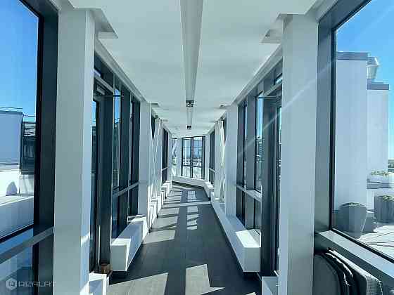Īrei tiek piedāvāts jauns 3-istabu penthouse dzīvoklis ar terasi projektā Hoffmann Rezidence. Ēka at Rīga